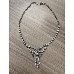 Elegant Vintage Rhinestobe Necklace with Milk White Stones